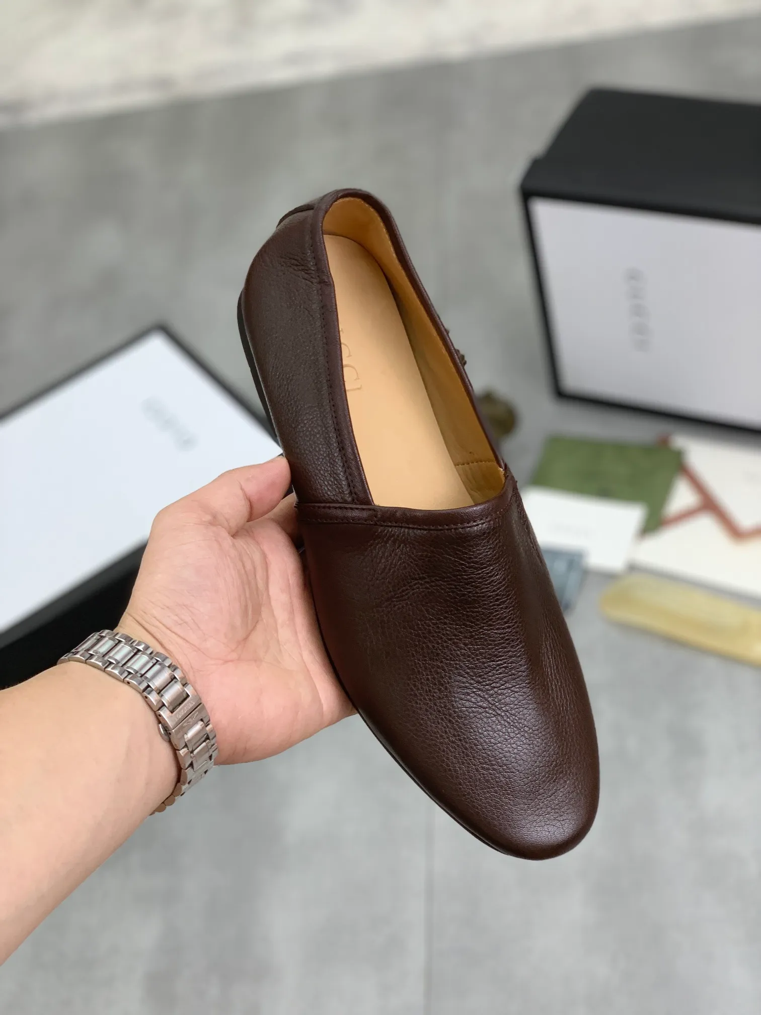 Men's Men's Shoes 💰P500💰【New Style】Water-dyed Niuli Gucci's most popular selection of lazy slip-on leather shoes (Gucci) official website latest Gucci lazy leather shoes, hot style 💥 simple and elegant style, exclusive for trendy men. Unique official website latest brand original double G embossing Elements 👑 Original Gucci decoration, fashionable and elegant, fabric original calfskin ✅ fully imported first-layer cowhide lining, official website designated wear-resistant, rubber business outsole, classic model taken at the counter in real life 🎬38-44 Black brown white optional